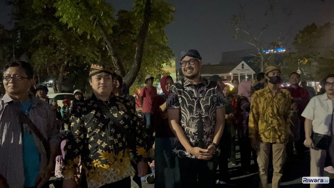 Tak disangka mampir Sri Susuhunan Pakubuwana XIV saat menyambangi kegiatan Kamis di Sriwedari Solo Kamis 23 September 2026 malam Kehadirannya langsung disambut antusias warga yang berebut mengabadikan momen bersama